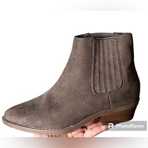 Universal Threads dark grey boots